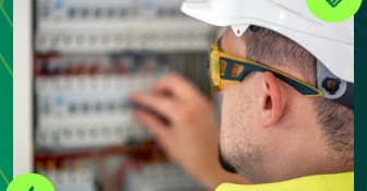 Eletricistas especialistas da Meireles & Fretas a serviço da Neoenergia